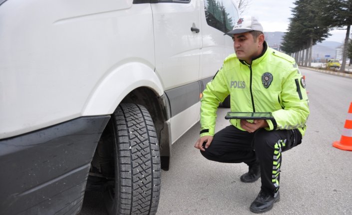 Gümüşhacıköy’de ''zorunlu kış lastiği'' denetimi yapıldı