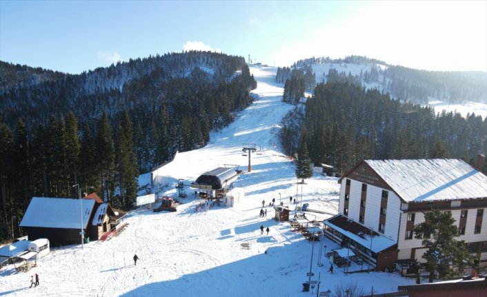 Hazırlıkları tamamlanan Ilgaz Dağı'nda kayakseverler kar bekliyor