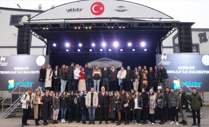 Karabük Üniversitesi öğrencileri sahne tır modülü Turna'yı inceledi