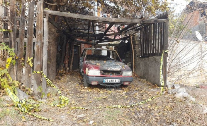 Karabük'te garajda bulunan otomobil yandı