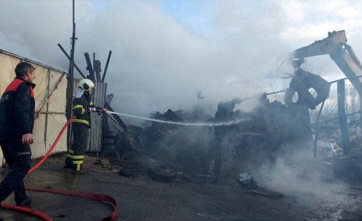 Karabük'te hurda deposunda çıkan yangın hasara neden oldu