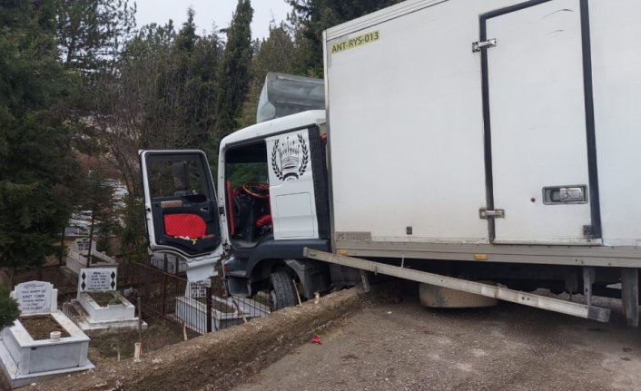 Karabük'te kamyon mezarlık duvarında asılı kaldı