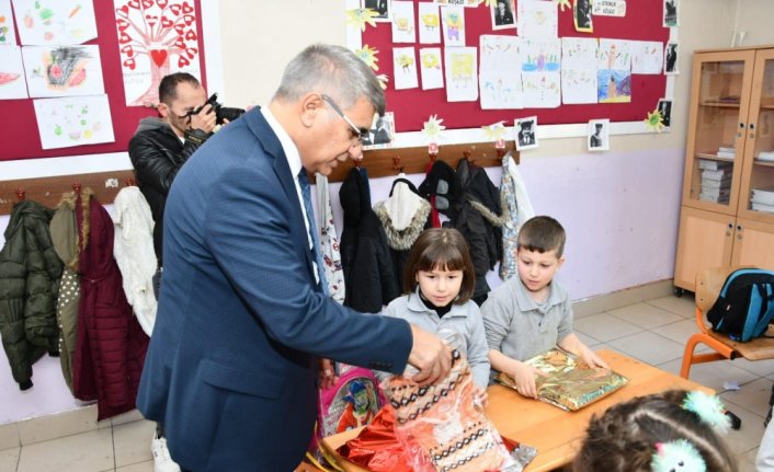 Karabük'te öğrencilere kışlık kıyafet yardımı