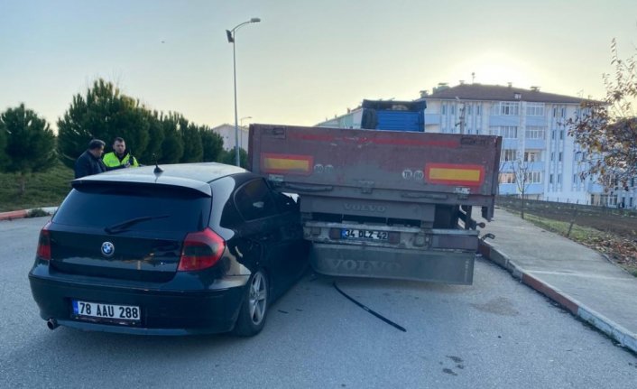 Karabük'te park halindeki tıra çarpan otomobildeki 2 kişi yaralandı