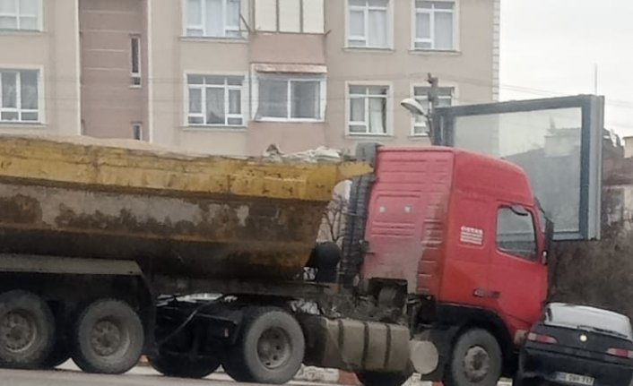 Karabük'te tır ile çarpışan otomobildeki 2 kişi yaralandı