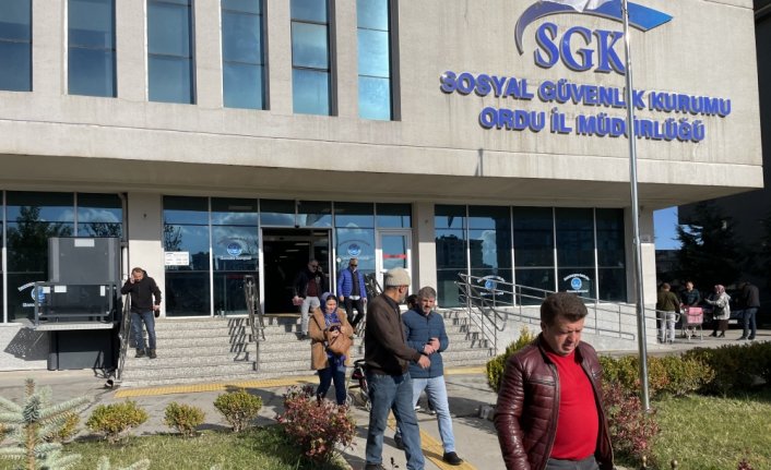 Karadeniz'de 5 ilde EYT'li vatandaşlar SGK önünde yoğunluk oluşturdu