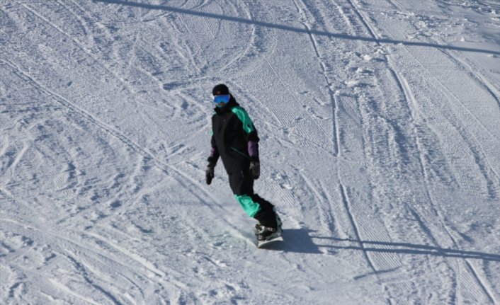 Kartalkaya'da kayak ve snowboard yaparak tatil keyfi yaşadılar