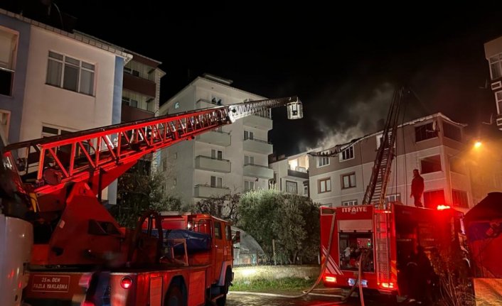 Kastamonu'da apartmanın çatı katında çıkan yangın kontrol altına alındı