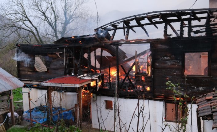 Kastamonu'da çıkan yangında 2 ev kullanılamaz hale geldi
