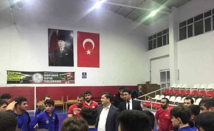 Kavak Kaymakamı Faruk Atar güreşçilerin antrenmanlarını izledi