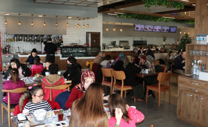 Kaymakam Nayman ve Belediye Başkanı Özdemir özel öğrencilerle buluştu