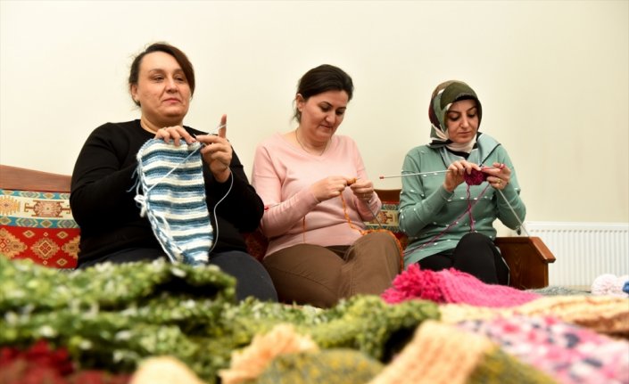 Kooperatif üyeleri ve üniversiteliler çocuklara atkı ve bere hediye edecek