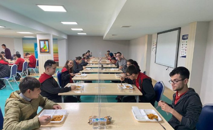 Meslek lisesi mutfağında kazanlar öğrenciler için kaynıyor