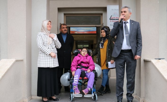 Öğretmen, öğrenci ve veliler serebral palsi hastası İlayda'ya tekerlekli sandalye aldı