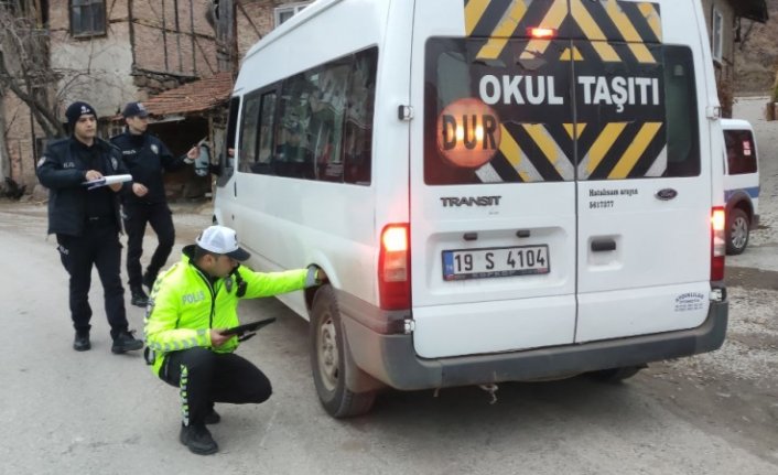 Oğuzlar'daki servis araçlarının lastikleri denetlendi