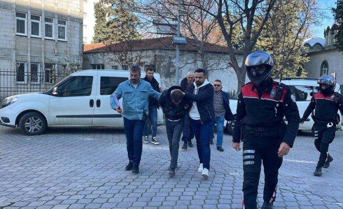 Patronunu silahla öldürdüğü iddia edilen çalışan ile bir zanlı adliyede