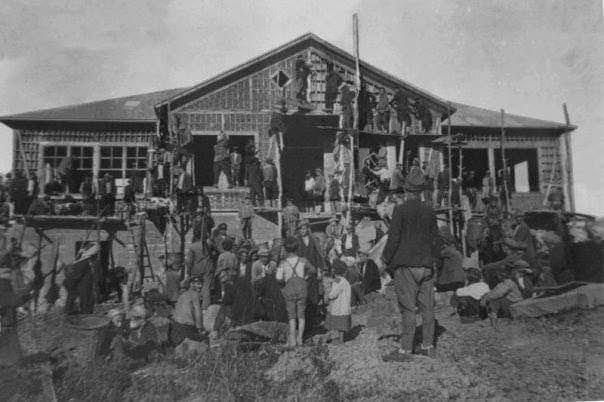 Restore edilen tarihi okul önünde 90 yıl önceki fotoğraf yeniden çektirildi