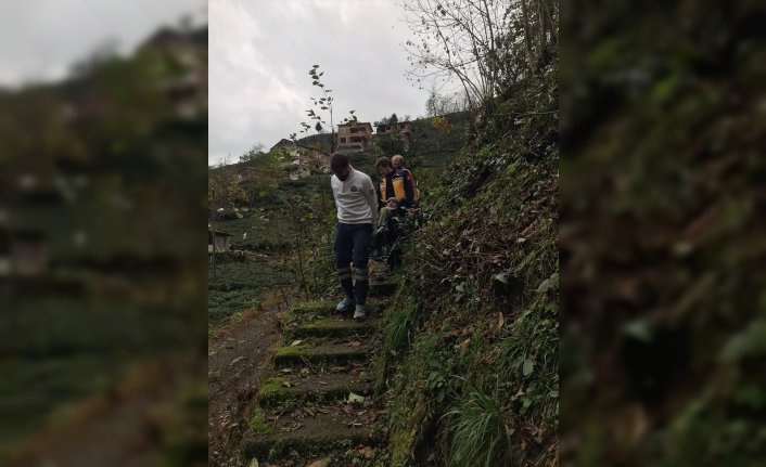 Rize'de evinden alınan hasta 200 metre uzaktaki ambulansa sedyeyle taşındı