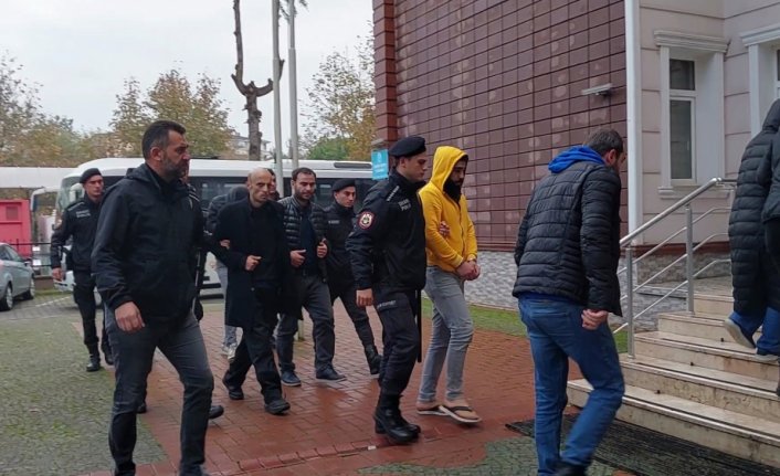 Samsun'da uyuşturucu operasyonunda yakalanan 7 zanlı adliyede