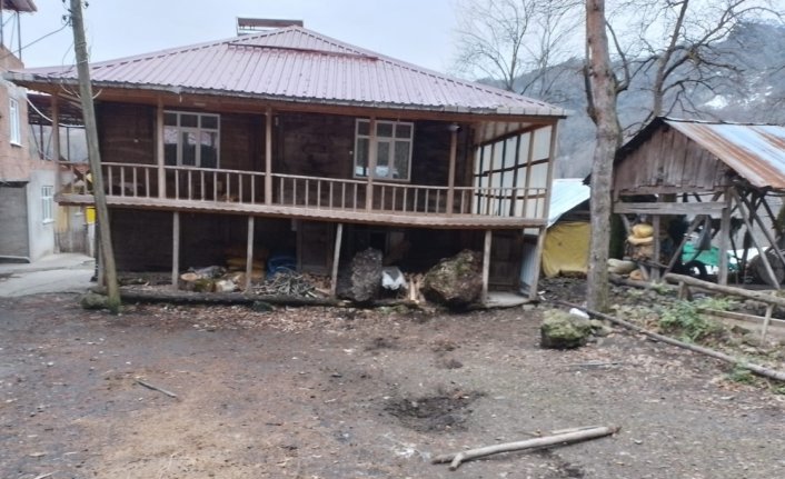 Samsun'da yamaçtan kopan kaya parçaları evlerin bahçesine düştü