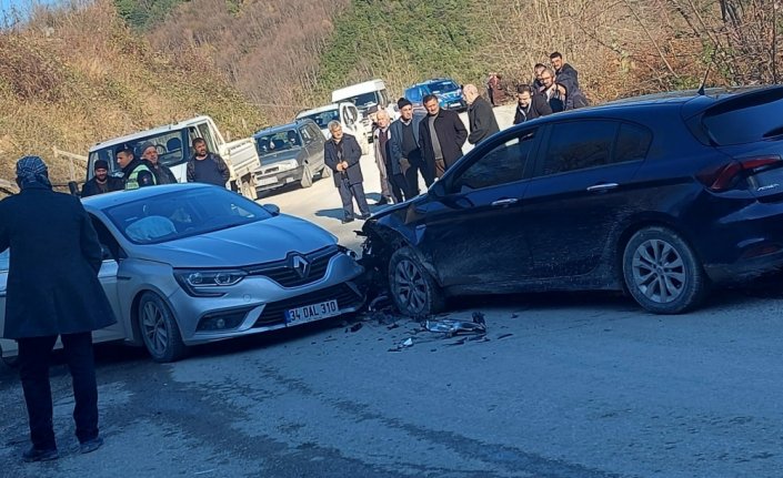 Sinop'ta iki otomobilin çarpıştığı kazada 4 kişi yaralandı
