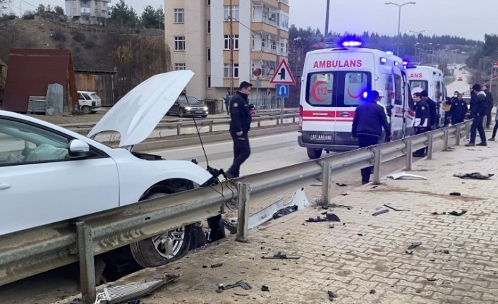 Sinop'ta otomobilin devrildiği kazada anne ve iki çocuğu yaralandı