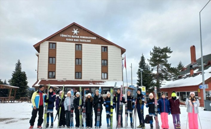 Sporcular Ilgaz Dağı'nda kayak sezonunu açtı