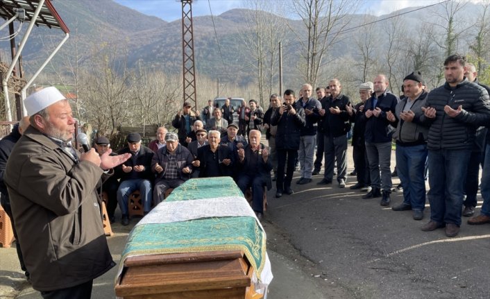 Tedavi sürecinde 5 ay hastane otoparkında yaşayan baba, oğlunu kaybetti