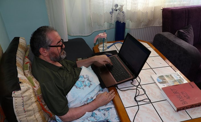 Tek parmağıyla tuşlara dokunup kitap yazıyor