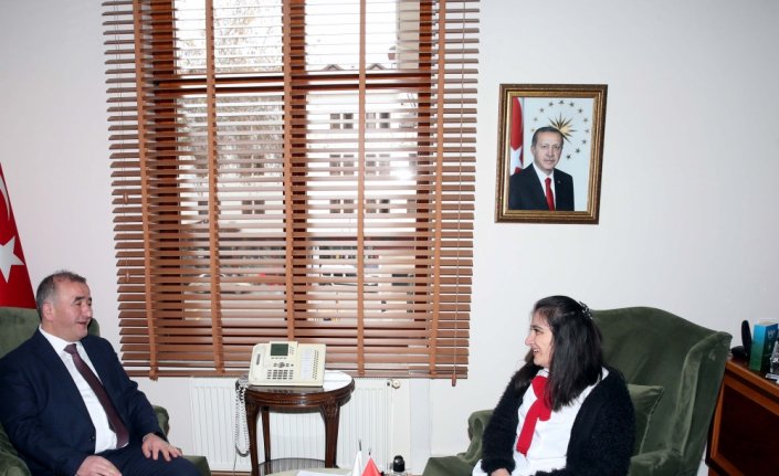 Tokat Valisi Hatipoğlu bedensel engelli üniversite öğrencisini makamında ağırladı