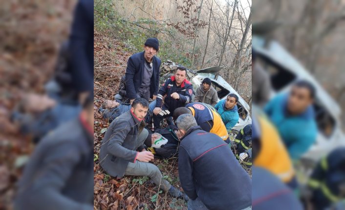 Tokat'ta devrilen otomobildeki 3 kişi yaralandı