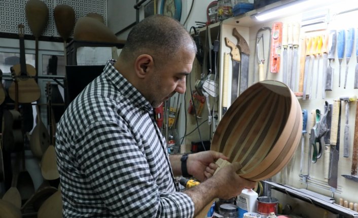 Üniversitede akademisyen atölyede enstrüman ustası