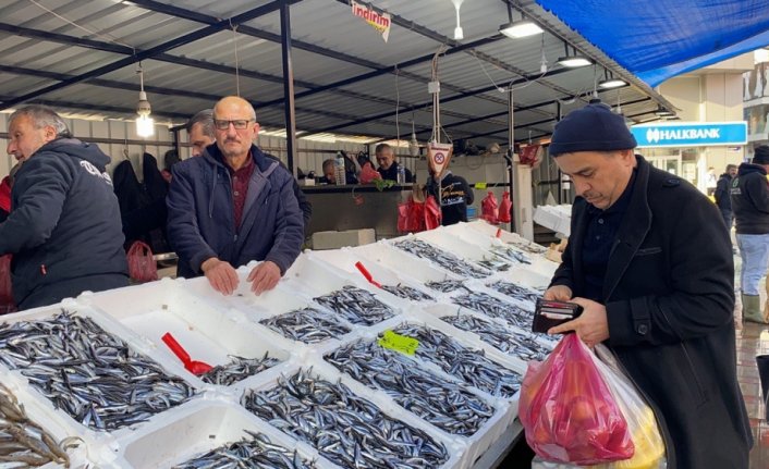 Zonguldak’ta bol miktarda avlanan balıklar tezgahları süslüyor