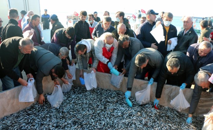 Zonguldak'ta hamsi festivalinde 15 ton balık dağıtıldı