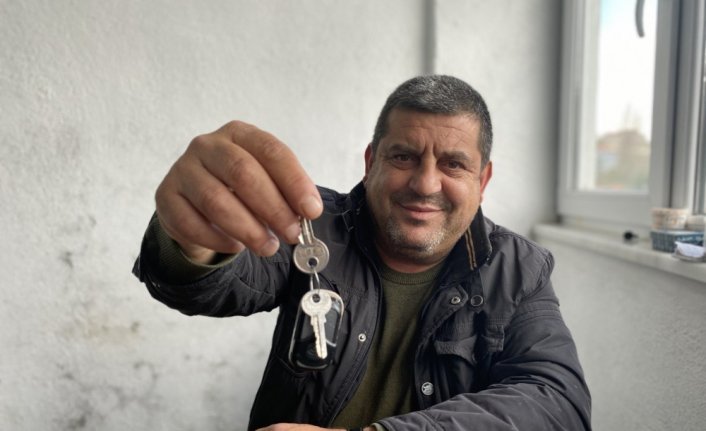 Zonguldak'ta karganın garajın anahtarlarını alıp kaçması kameraya takıldı