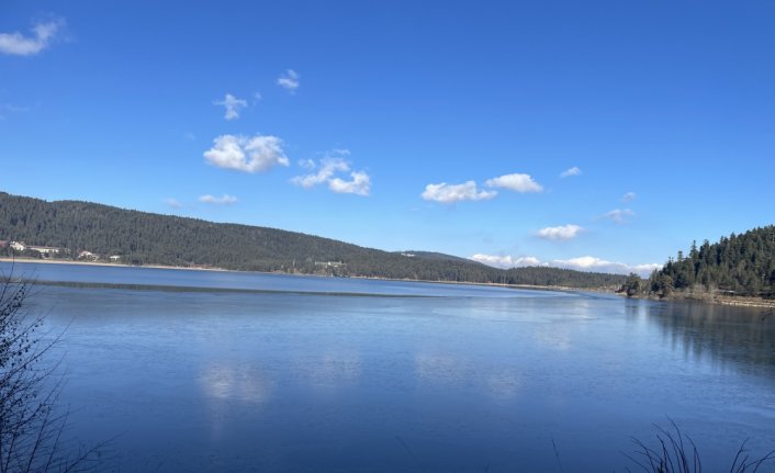 Abant Gölü'nün yüzeyi buz tuttu