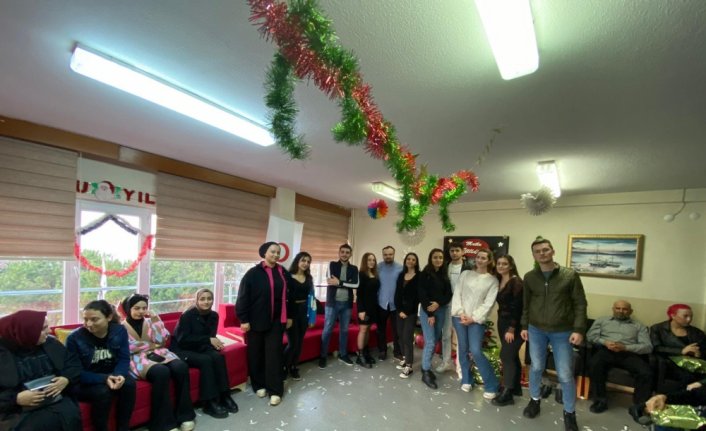 Akçakoca'da üniversite öğrencilerinden yaşlılara yeni yıl ziyareti