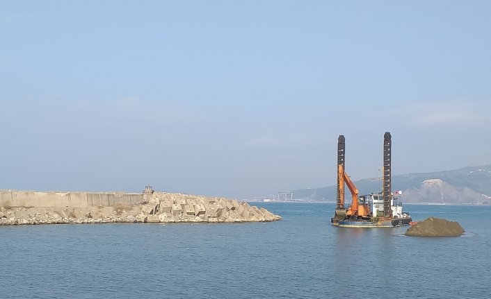 Alaplı Balıkçı Barınağı'nda dip kumları temizleniyor