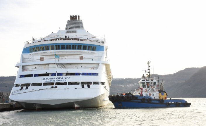 Amasra'da limana çarpan yolcu gemisi, römorkör yardımıyla demirledi