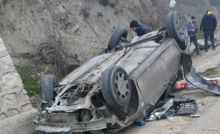 Amasya'da devrilen otomobildeki 5 kişi yaralandı