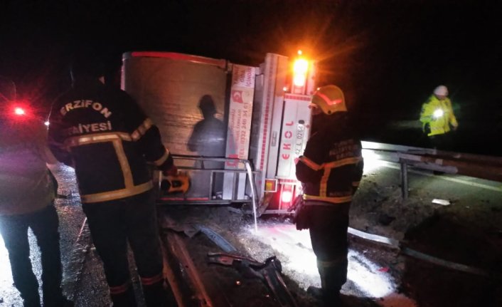 Amasya'da devrilen tırın sürücüsü yaralandı