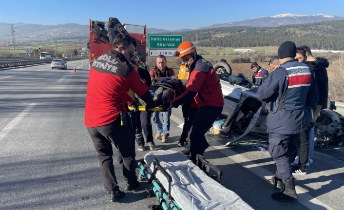 Anadolu Otoyolu'nda bariyere çarpan otomobildeki 2 kişi yaralandı