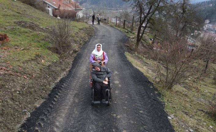 Annesinin sırtında seyir terasına taşıdığı Mehmet, akülü tekerlekli sandalyesine kavuştu