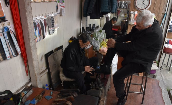 Babasından öğrendiği ayakkabı boyacılığını 64 yıldır sürdürüyor