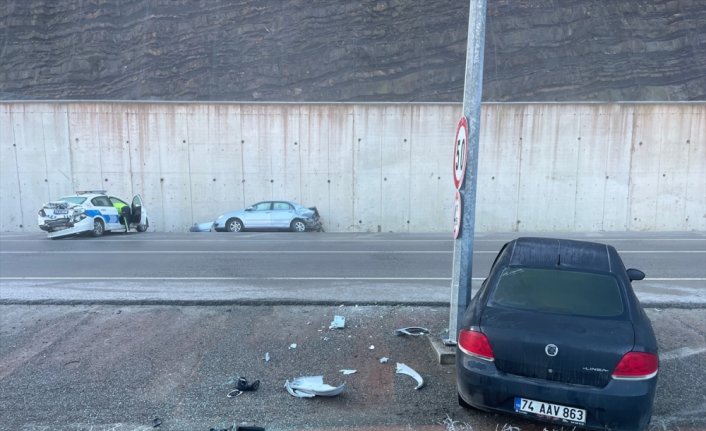 Bartın'da buzlanma nedeniyle yaşanan kazalarda 2 trafik polisi yaralandı