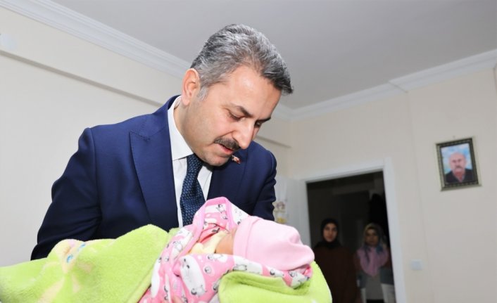 Belediye Başkanı Eroğlu Tokat'ın 2023'teki ilk bebeğini ziyaret etti