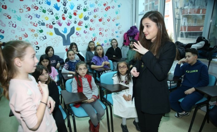 Boğulma tehlikesi geçirip 3 yıl konuşamayan genç, işaret dili eğitmeni oldu