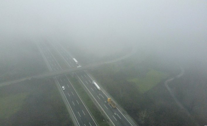 Bolu Dağı'nda sis görüş mesafesini düşürdü