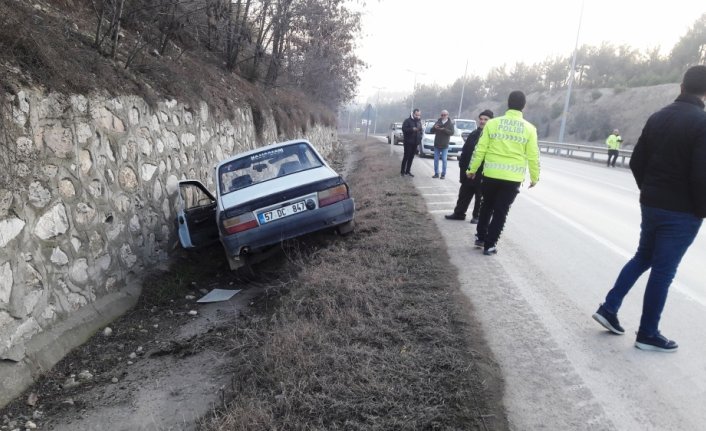 Boyabat'ta otomobilin istinat duvarına çarptığı kazada bir kişi yaralandı