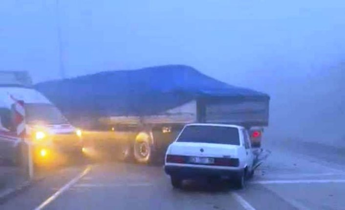 Boyabat'ta traktöre çarpan otomobilin sürücüsü yaralandı